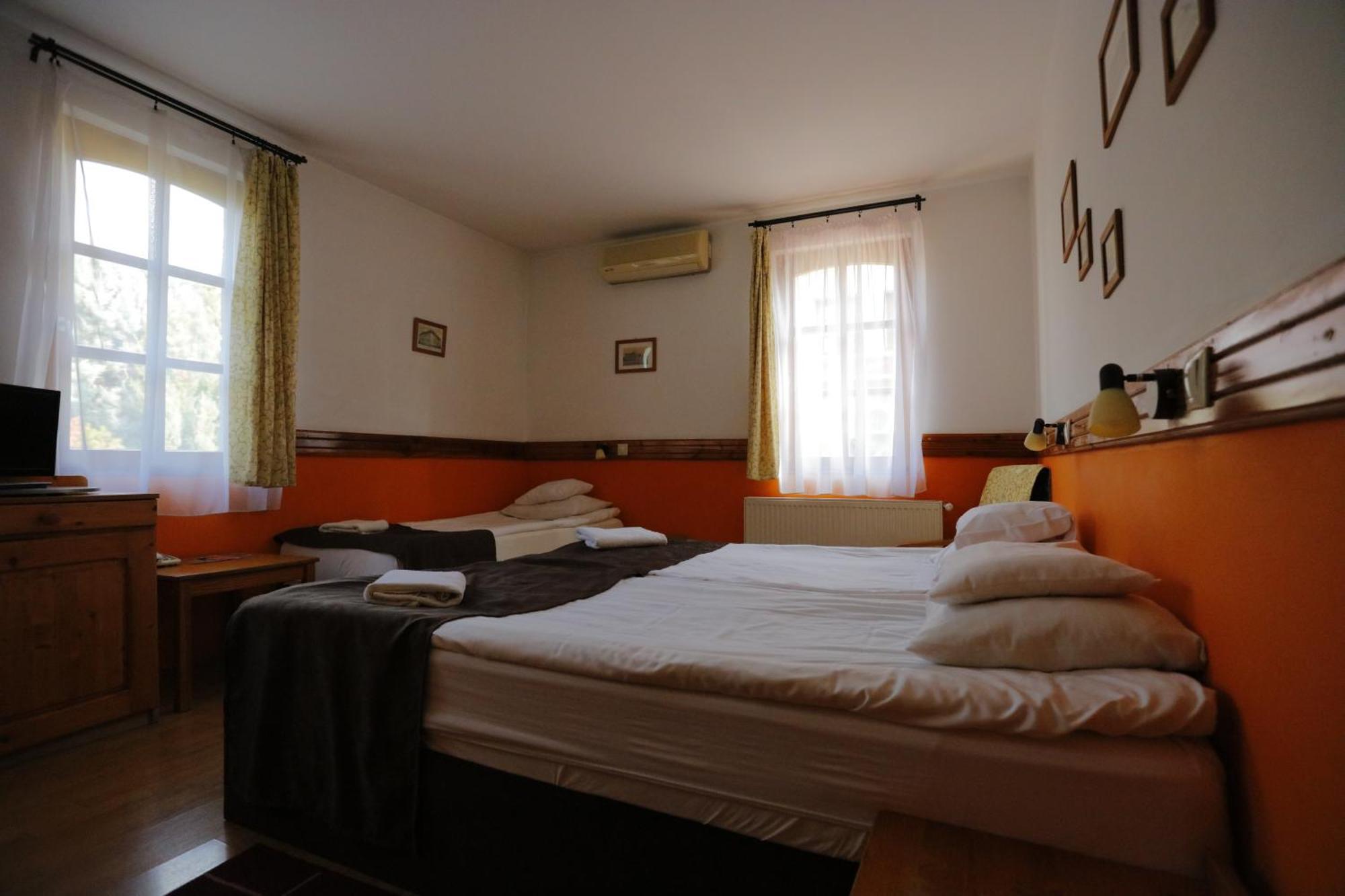 Hotel Szent Istvan Егер Екстериор снимка