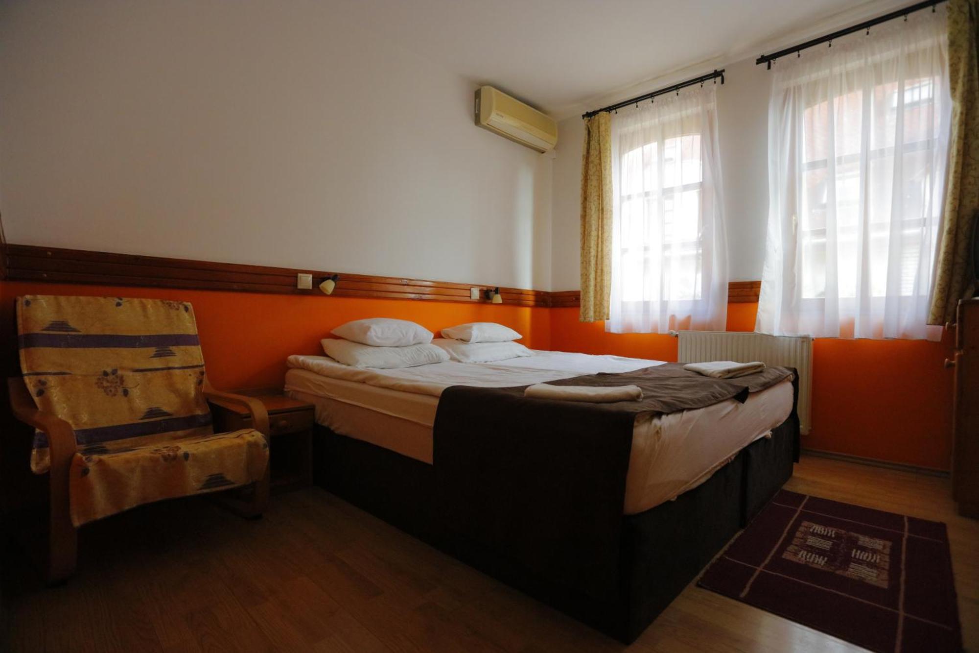 Hotel Szent Istvan Егер Екстериор снимка